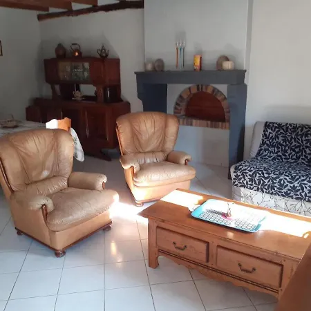 Hébergement de vacances Louchy-montfand, 3 Pièces, 4 Personnes - Fr-1-489-178 Louchy-Montfand